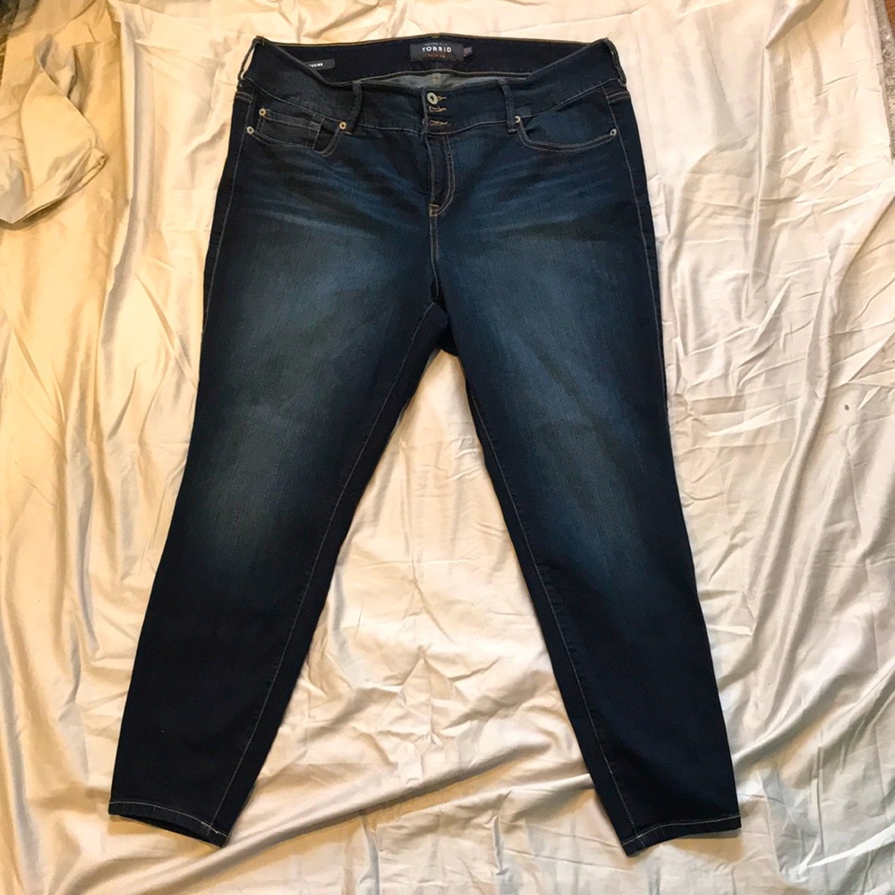 Torrid Premium Jegging. Size 20R. Medium Navy blue wash. New without tags.